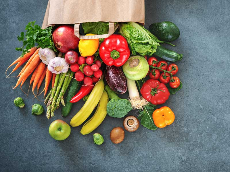 Bạn hãy dựa vào màu sắc, hình dáng và nhãn mác để mua rau củ tươi mới