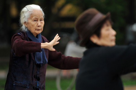 Áo khoác ấm giúp bảo vệ cơ thể người lớn tuổi khi trời lạnh