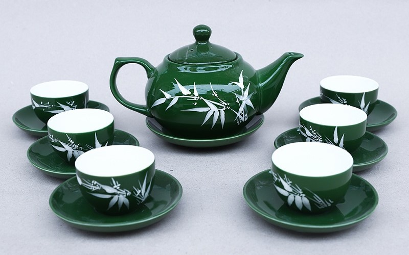 Bộ ấm chén sứ thể hiện sự tinh tế của người tặng quà