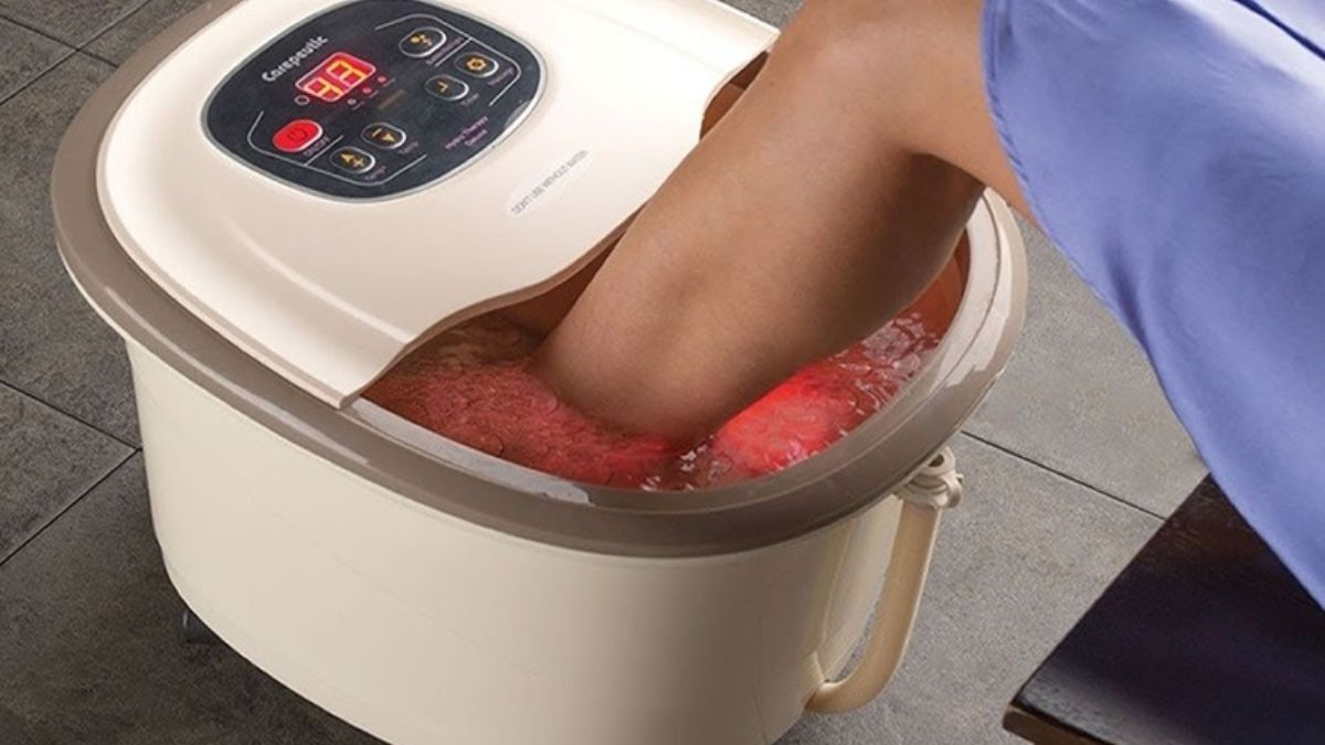 Bồn ngâm chân thảo dược giúp lưu thông máu, cải thiện giấc ngủ cho bố mẹ