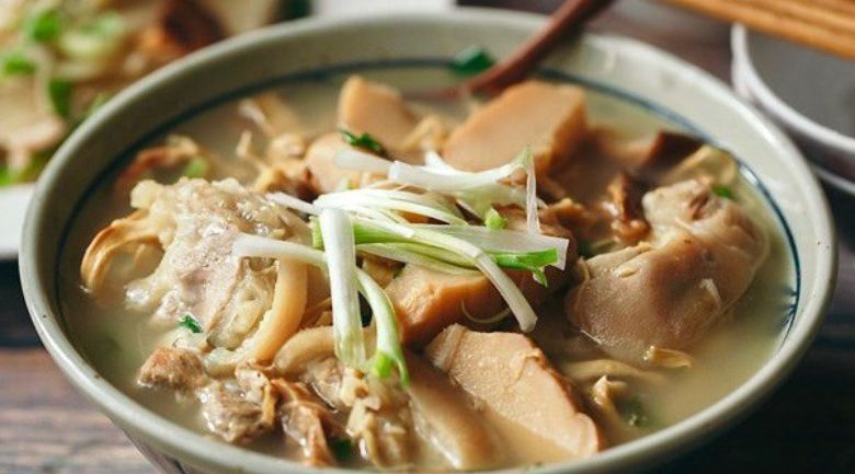 Canh măng khô nấu xương gọi về những ký ức quê nhà ấm áp