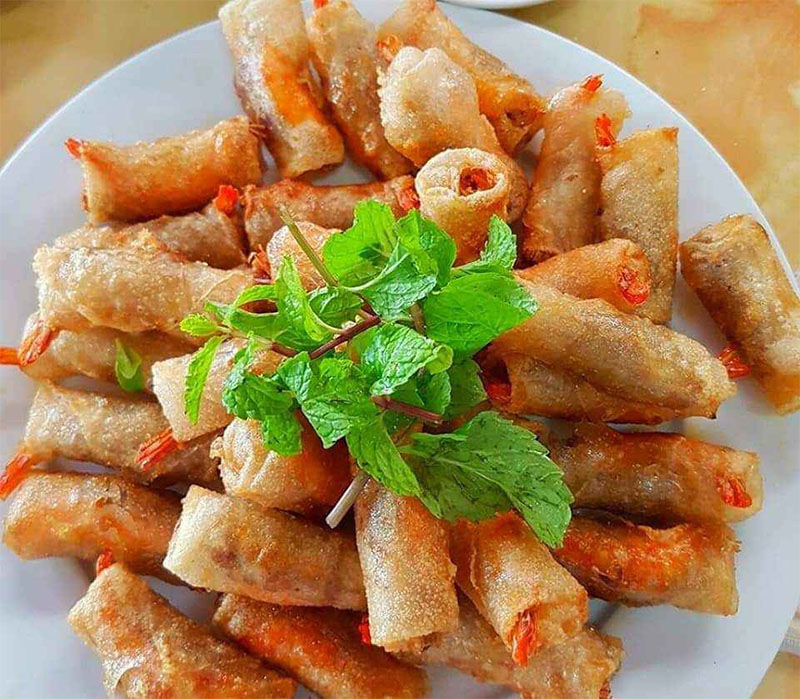 Chả ram tôm đất giòn rụm biểu trưng cho sự sung túc tài lộc