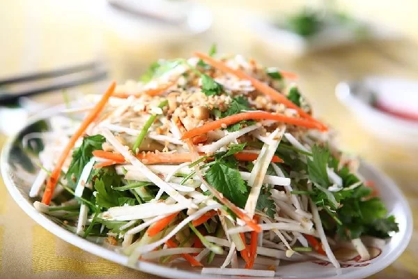 Đĩa nộm thập cẩm tươi mát giúp giải nhiệt cơ thể rất hiệu quả