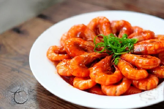 Đĩa tôm rim mặn ngọt mang lại màu sắc tươi sáng cho mâm cỗ