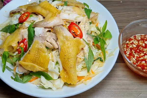 Gỏi gà bóp rau răm mang lại nguồn năng lượng vô cùng tích cực