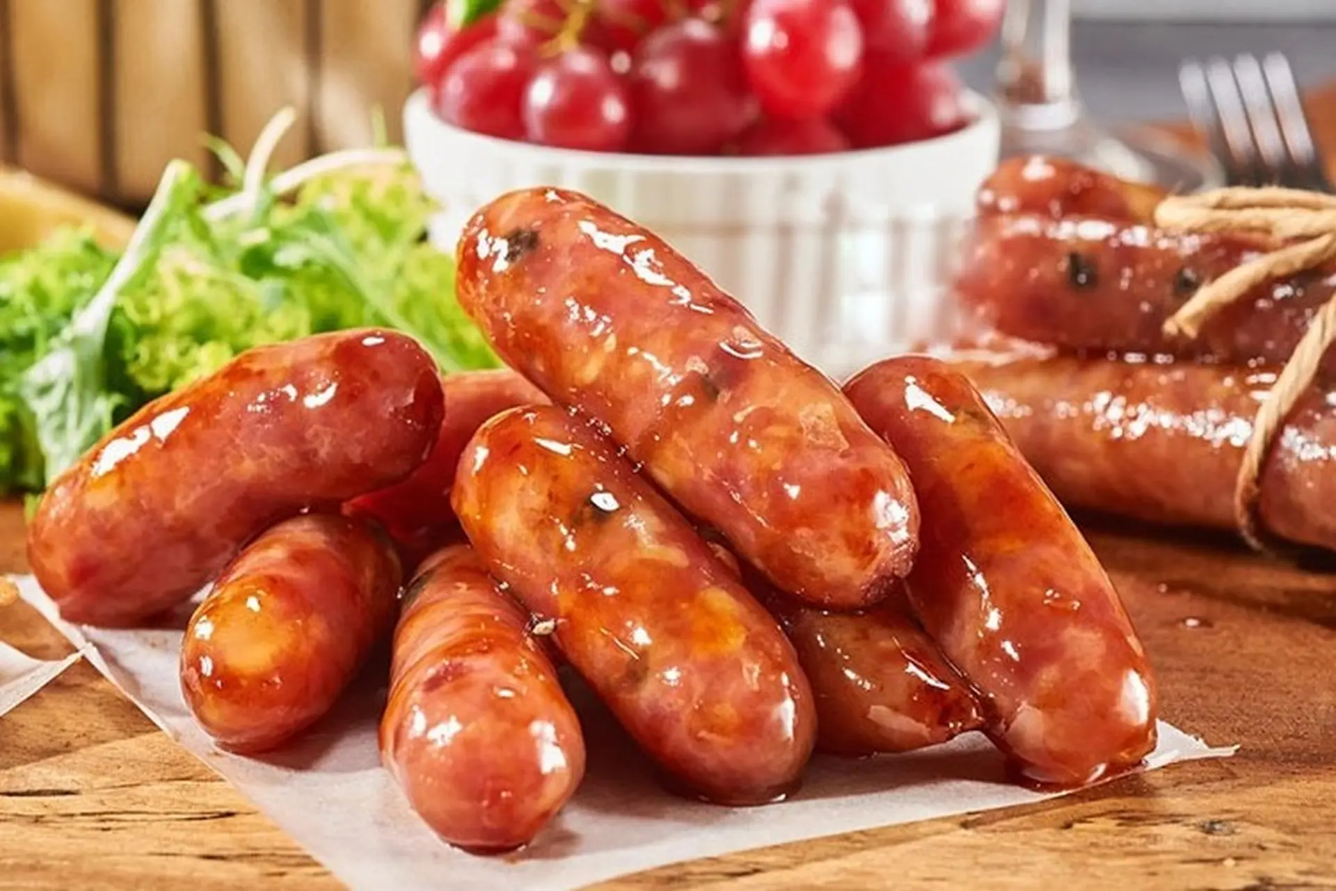 Lạp xưởng tươi đỏ hồng mang lại tài lộc dồi dào cho gia chủ