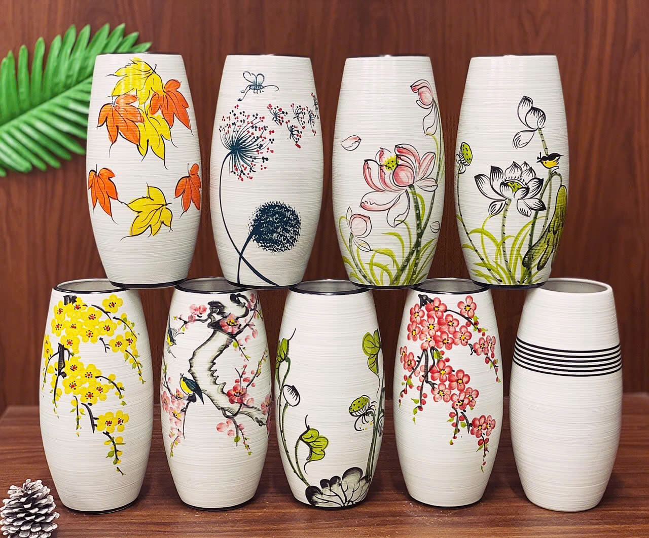 Lọ hoa gốm sứ trang trọng giúp không gian thờ cúng thêm thanh tao, ấm cúng