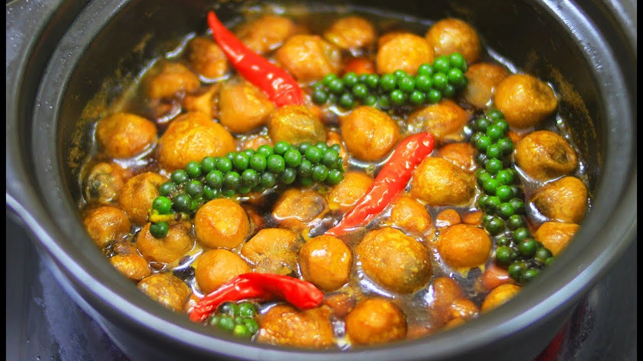 Nấm kho tộ tiêu xanh mang hương vị đậm đà và cực kỳ ấm nồng