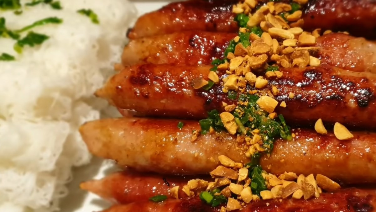 Nem nướng xiên que thơm lừng là món ăn đãi khách tuyệt hảo