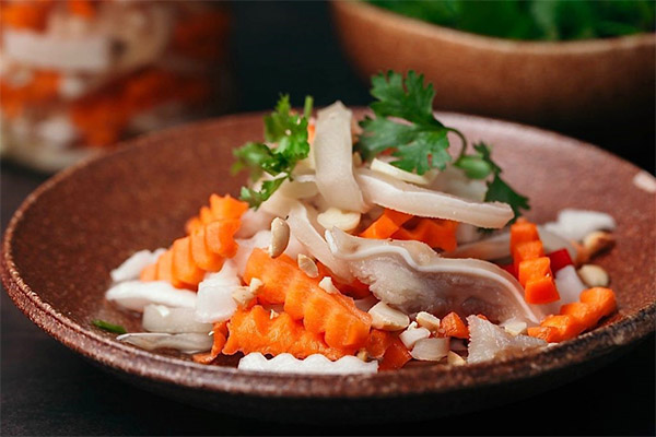 Tai heo ngâm giấm là món lai rai được các gia đình cực kỳ săn đón