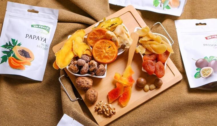 Trái cây sấy dẻo giúp khay mứt Tết thêm phần phong phú và bắt mắt