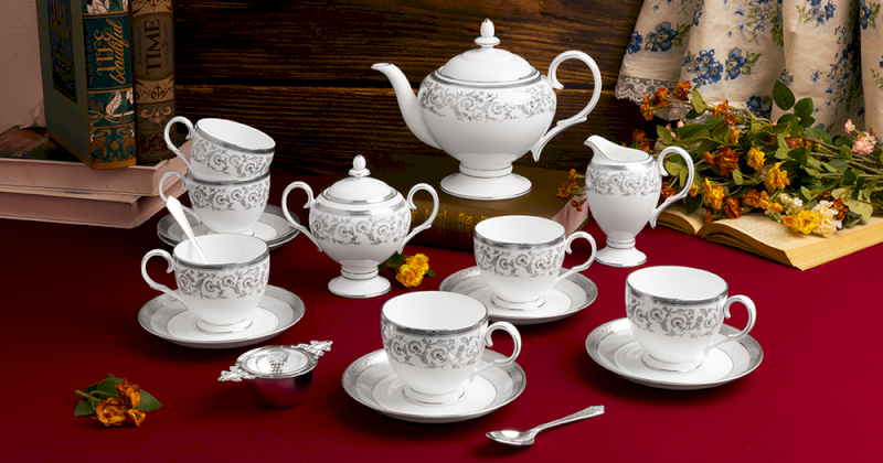 Bộ ấm chén gốm sứ tôn lên sự hiếu khách của gia đình