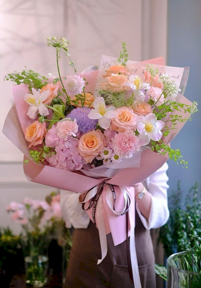 Bó hoa rực rỡ mang lại nụ cười hạnh phúc cho mẹ