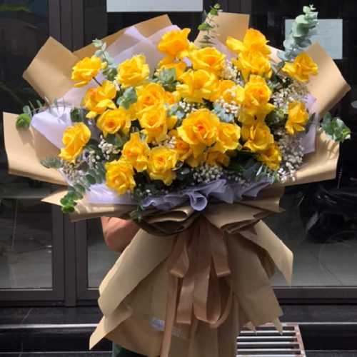 Bó hoa tươi rực rỡ mang lại nụ cười hạnh phúc rạng ngời