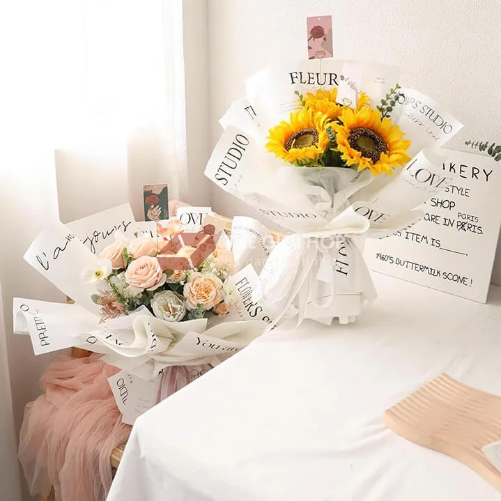 Bó hoa tươi và thiệp viết tay gửi trọn những tâm tư dành tặng mẹ
