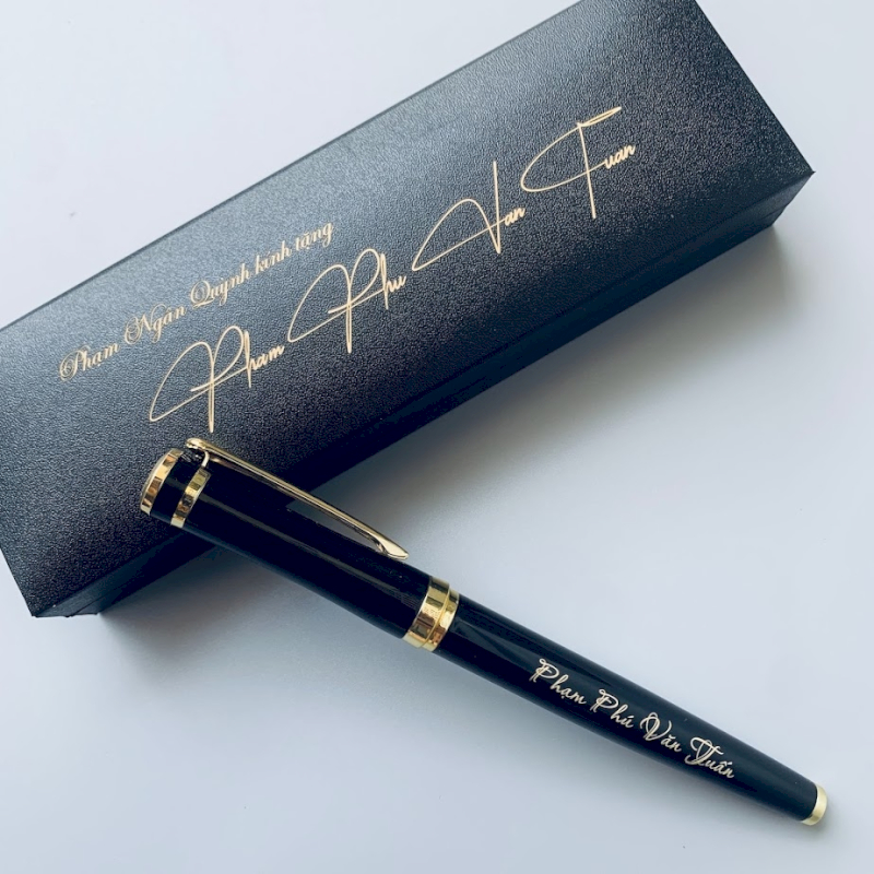 Bút ký khắc tên đồng hành cùng cô khi chấm bài thi