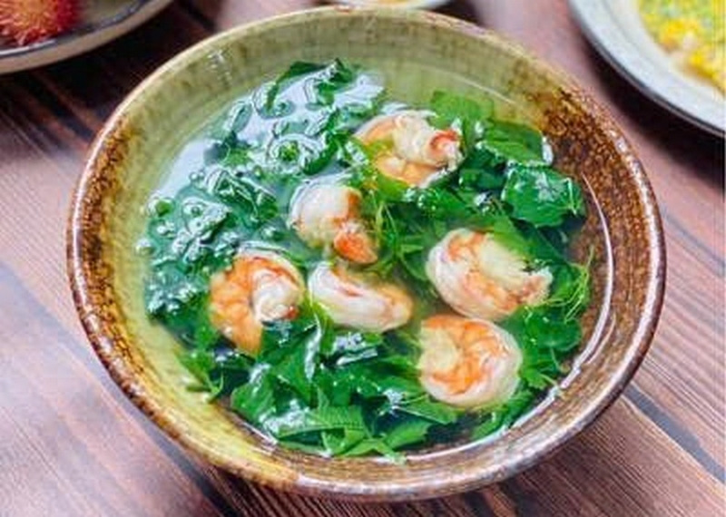 Canh rau tập tàng nấu tôm đất làm mát cơ thể tức thì