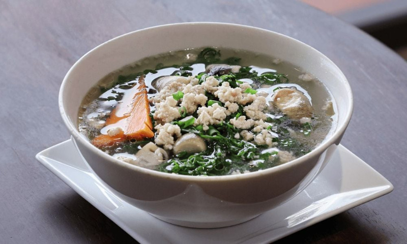 Canh xà lách son thịt bằm cung cấp nhiều sắt cho da