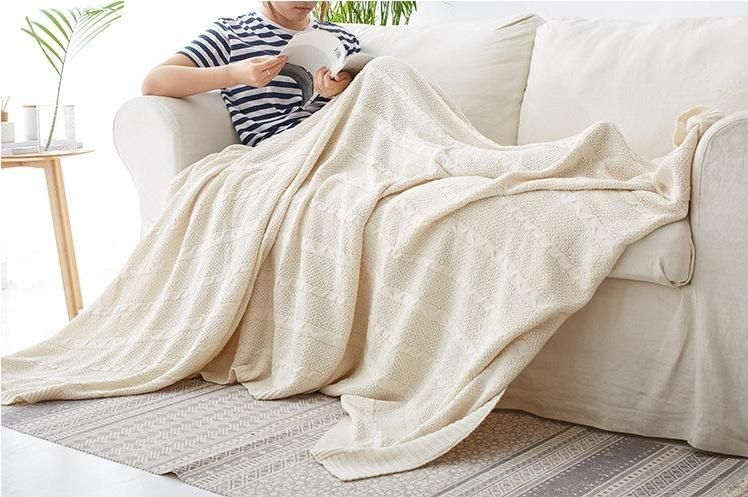 Chăn len mỏng manh sưởi ấm cô ấy trong những ngày lạnh