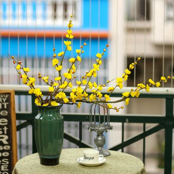 Chậu hoa mai thay lời chào đón tết cùng mẹ