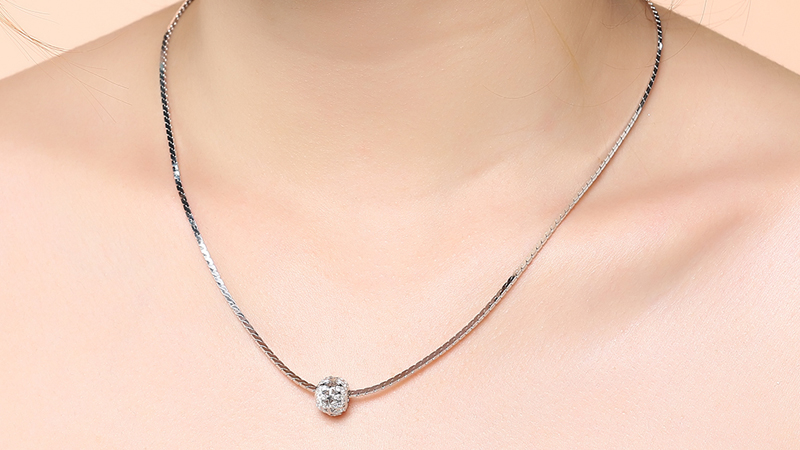 Dây chuyền bạc nhỏ xinh dễ dàng phối hợp với nhiều trang phục