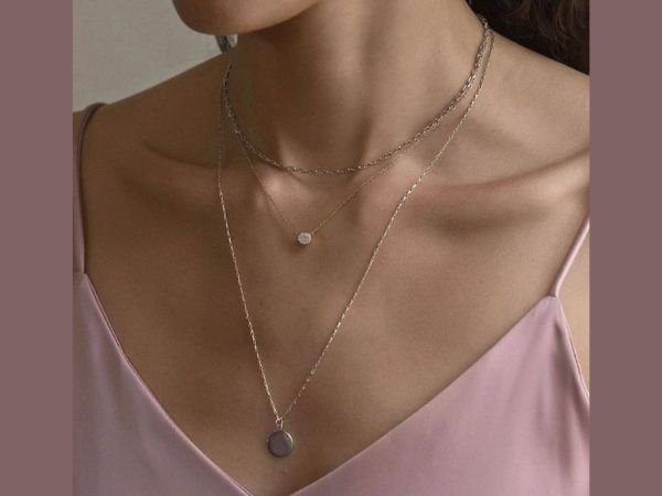 Dây chuyền bạc thanh mảnh rất dễ phối cùng trang phục