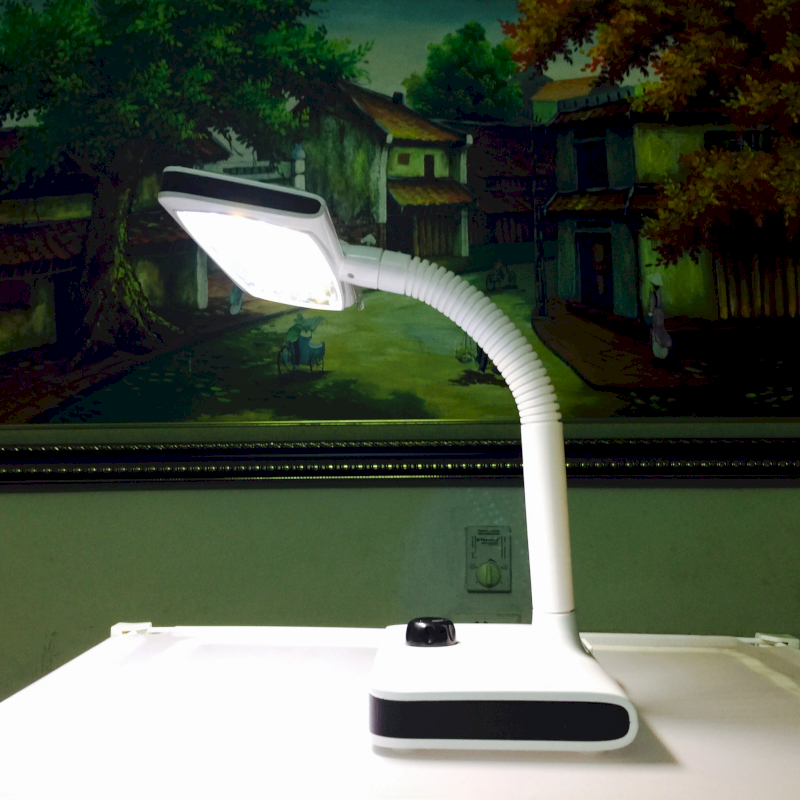 Đèn LED chống cận thị bảo vệ mắt khi chấm bài ban đêm
