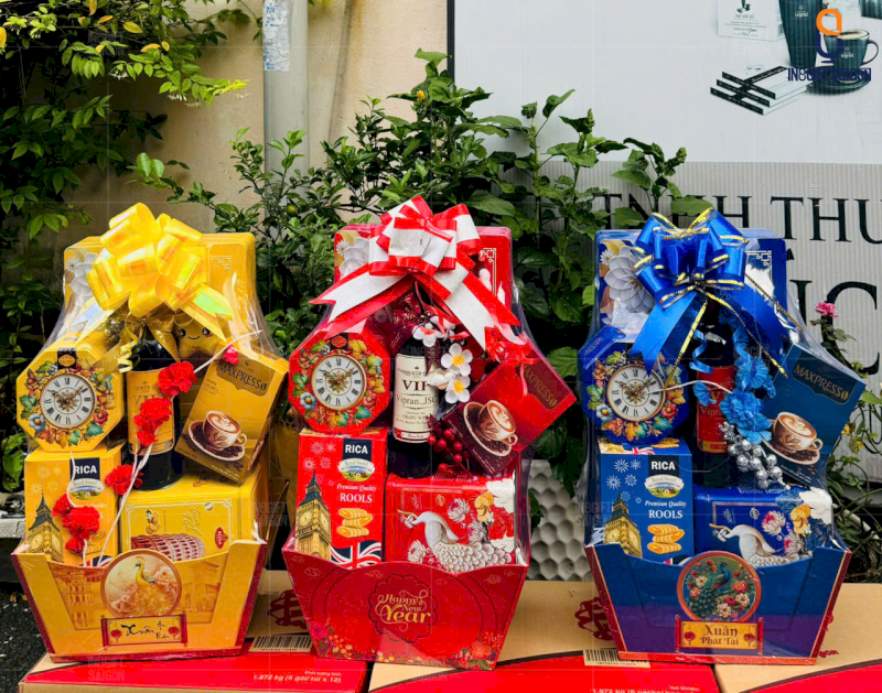 Giỏ quà Tết bánh kẹo như sự đoàn viên, no ấm và hy vọng về một năm mới tràn ngập tài lộc
