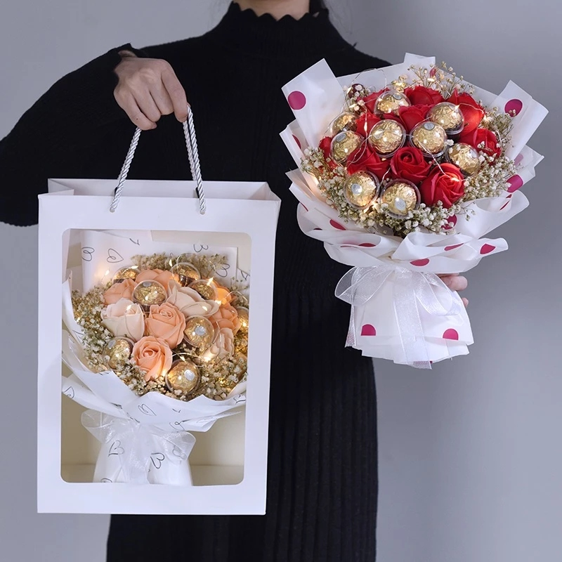 Hoa hồng sáp và socola luôn làm xiêu lòng mọi phái đẹp