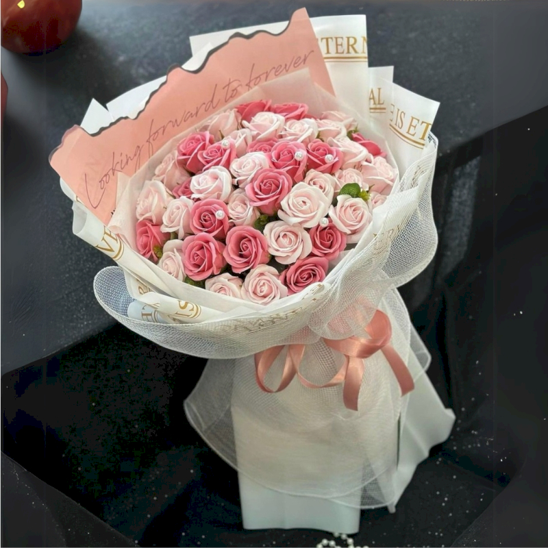 Hoa sáp bền màu là vật trang trí vô cùng đẹp mắt