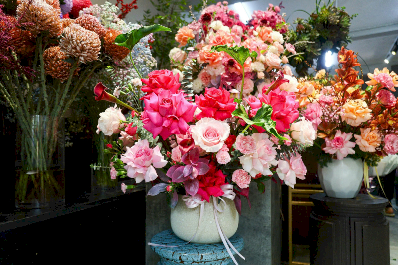 Hoa tươi cao cấp giúp không gian làm việc thêm phần rực rỡ