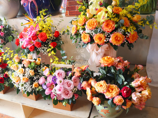 Hoa tươi rực rỡ là lời tri ân truyền thống vô cùng ý nghĩa