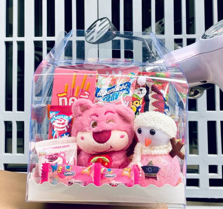 Hộp quà mix các loại bánh kẹo sẽ là một món quà đáng yêu dành cho người thương