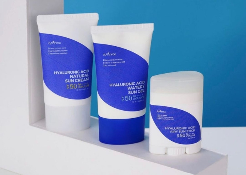 Isntree chứa Hyaluronic Acid tưới mát cho làn da khô cằn