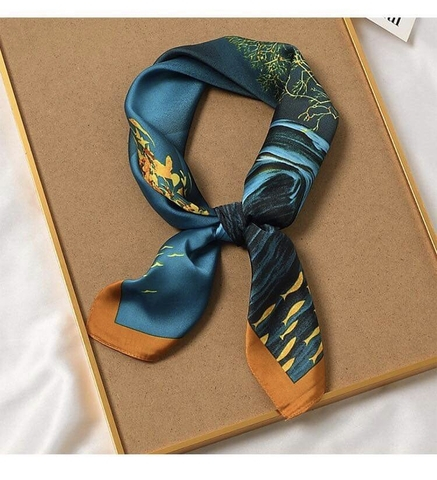 Khăn lụa mềm mại tạo điểm nhấn cho phong cách thanh lịch