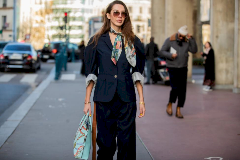 Khăn lụa mỏng manh là phụ kiện thời trang thanh lịch