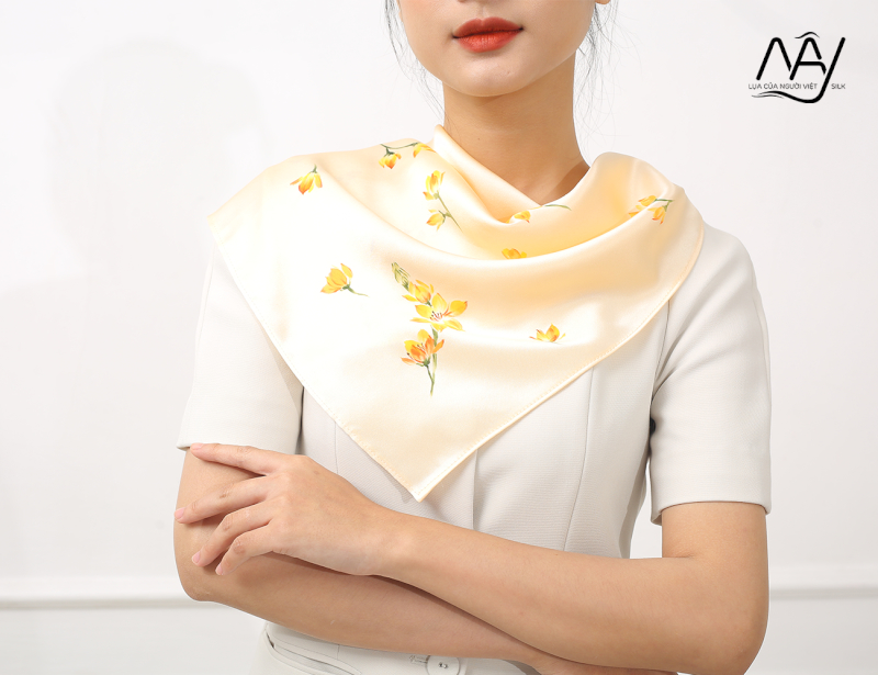 Khăn lụa tơ tằm là điểm nhấn thời trang cực kỳ tinh tế