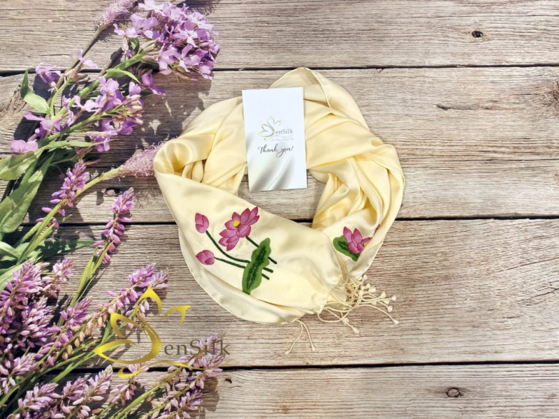 Khăn lụa tơ tằm mang lại vẻ đẹp vô cùng quý phái