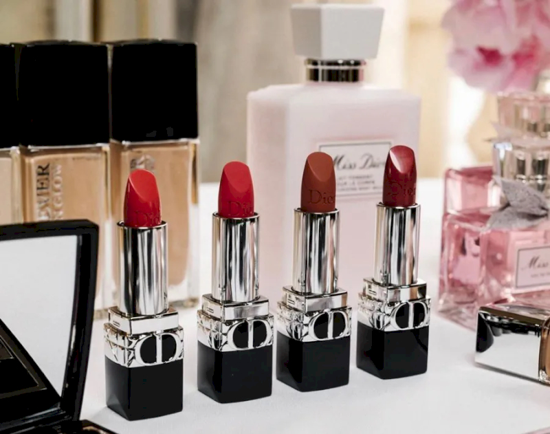 Khi mua mỹ phẩm tặng vợ là son môi, nên ưu tiên màu nhẹ nhàng nhưng vẫn quý phái