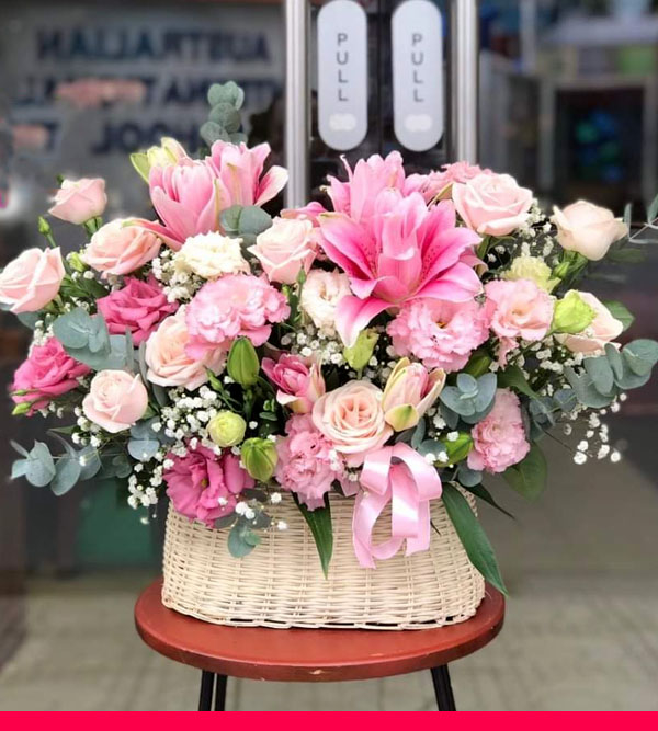 Lẵng hoa tươi rực rỡ mang lời chúc tốt lành trong ngày 8/3