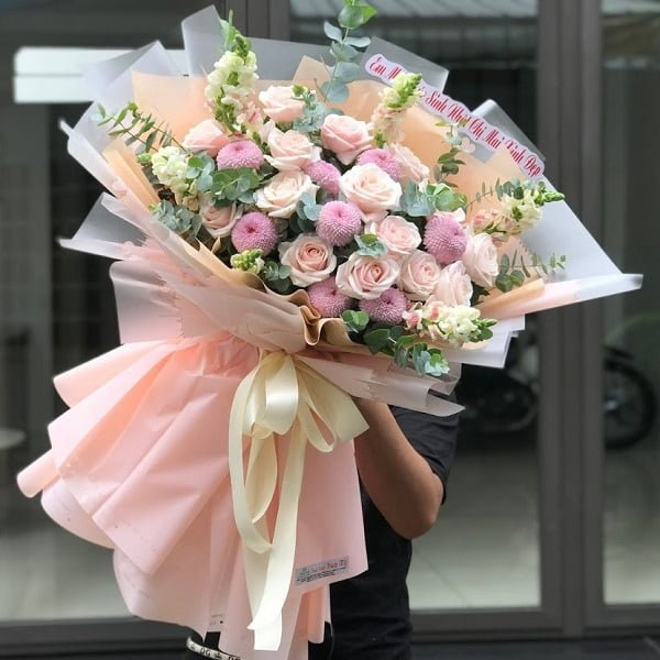 Lẵng hoa và thiệp viết tay là những lời nói thầm kín học sinh muốn gửi đến cô giáo