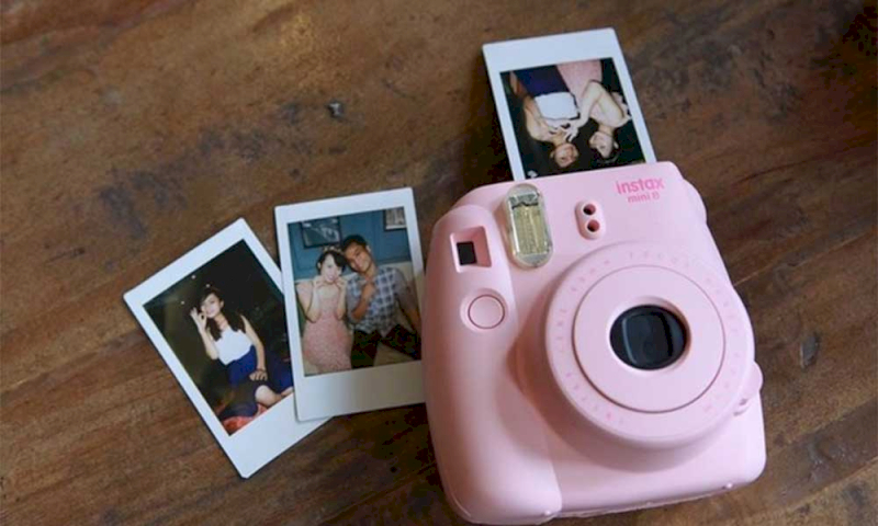 Máy ảnh in lấy liền là món quà ý nghĩa giúp lưu lại những khoảnh khắc kỷ niệm