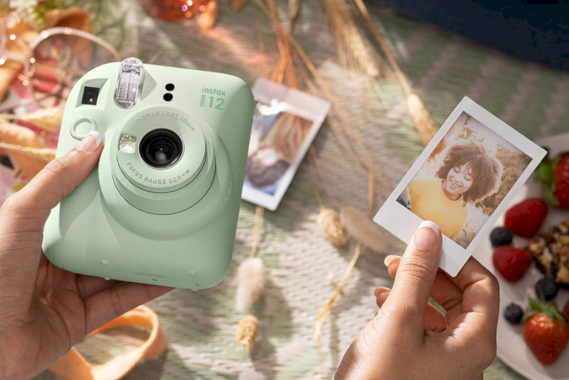 Máy ảnh lấy liền ghi lại khoảnh khắc vui vẻ của hai vợ chồng