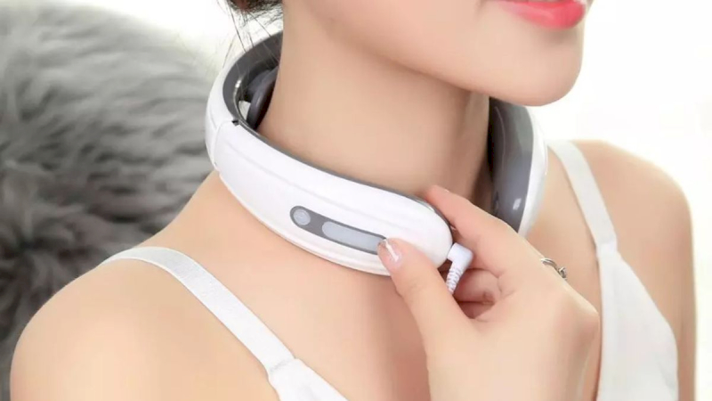Máy massage cổ vai gáy chuyên sâu giúp xoa dịu mọi cơn đau nhức xương khớp tuổi già.
