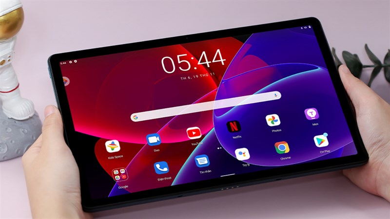 Máy tính bảng màn hình lớn giúp mẹ thoải mái xem phim