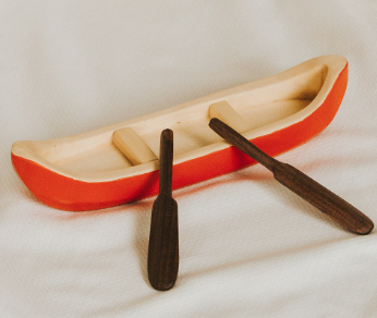 Mô hình chiếc thuyền buồm ngụ ý người lái đò thầm lặng