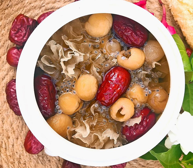 Món canh nấm tuyết hạt sen cải thiện giấc ngủ sâu hơn