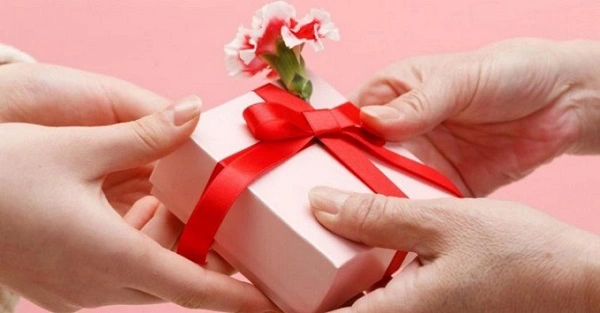 Món quà mùng 8 tháng 3 mang lại niềm vui rạng rỡ cho vợ