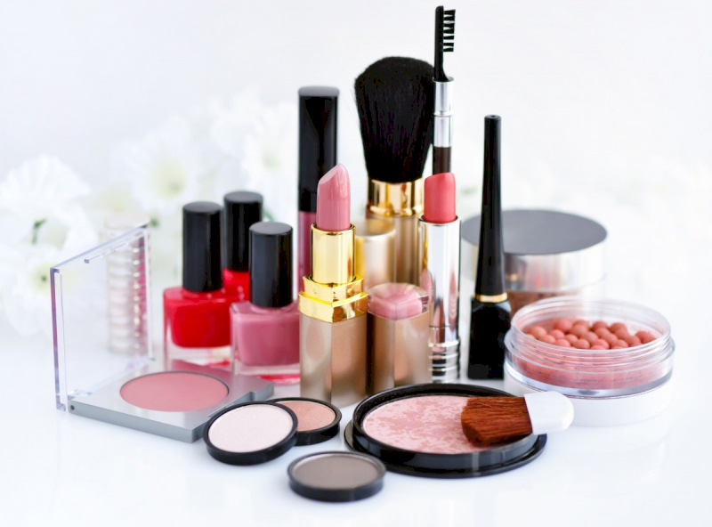 Mua mỹ phẩm tặng vợ 8/3 là cách thể hiện sự quan tâm tinh tế 