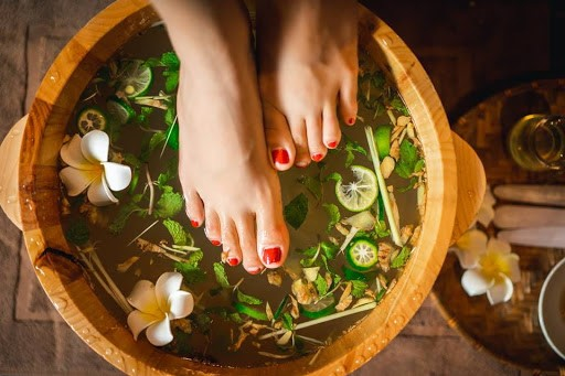 Set ngâm chân thảo mộc xua tan mọi nhức mỏi tuổi già